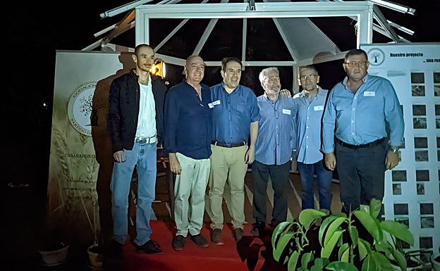 El alcalde y varios concejales, junto al presidente y secretario de la asociación vecinal.