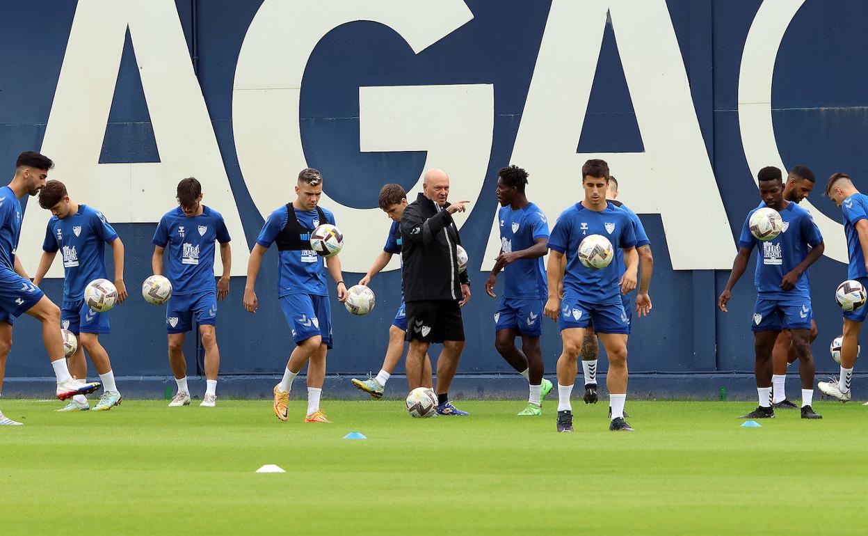 Pepe Mel y algunos jugadores en el entrenamiento de este lunes en el Anexo de La Rosaleda.