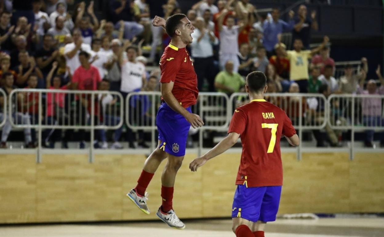 Pablo Ramírez celebra su primer gol con la selección española el día de su debut 