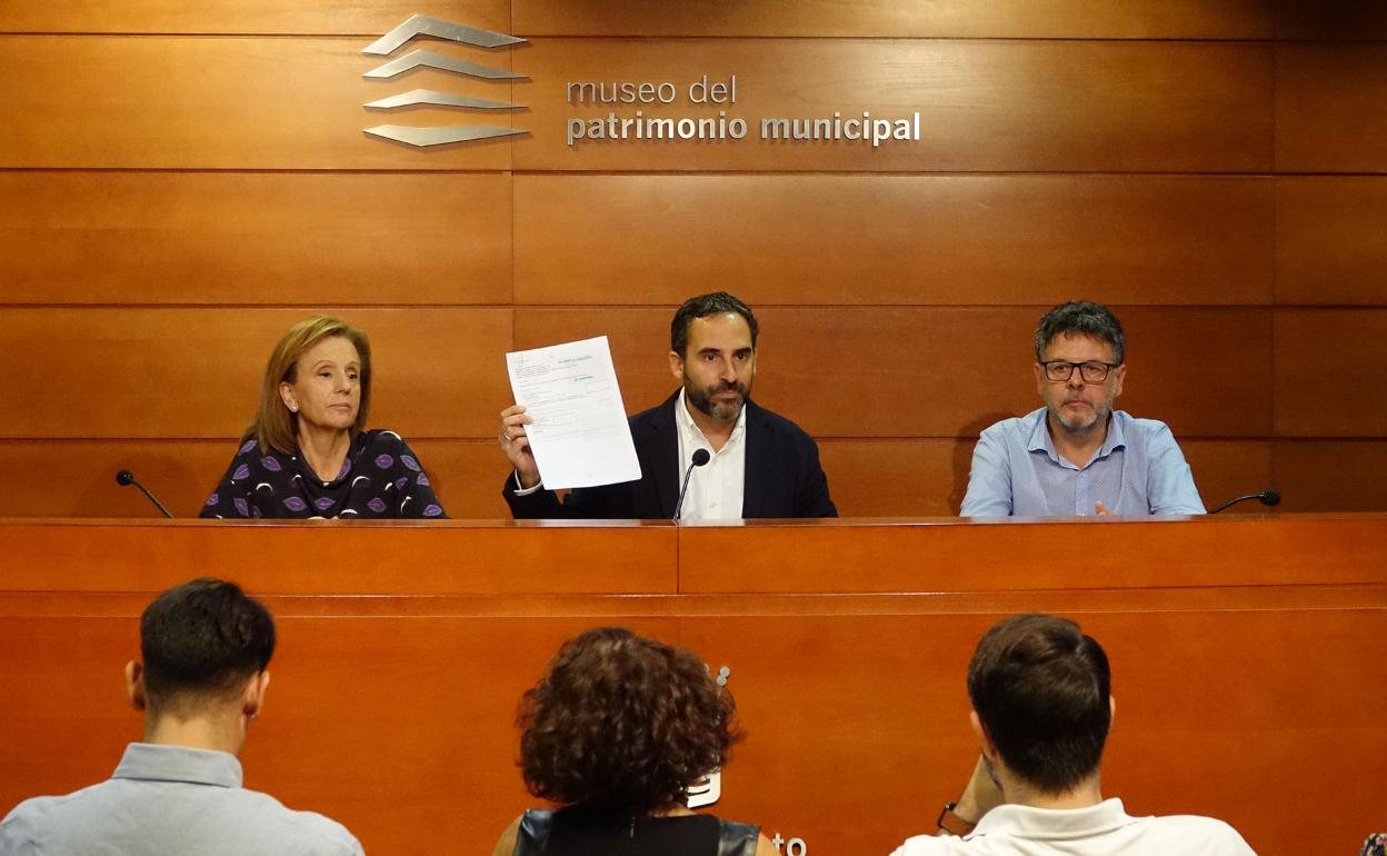 El portavoz socialista, Dani Pérez acompañado de Begoña Medina y Jorge Quero, durante la rueda de prensa.