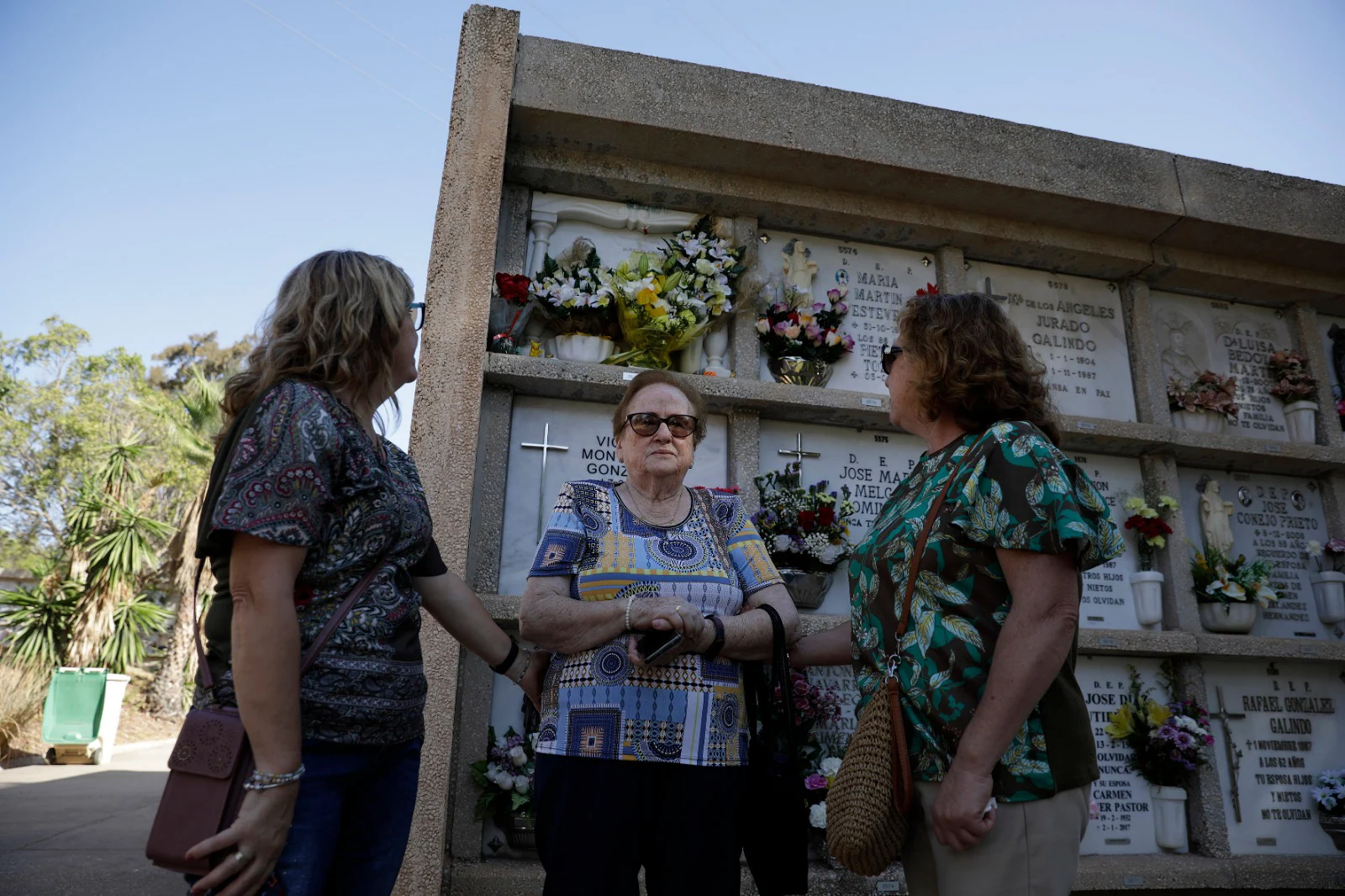 Centenares de personas arreglan los nichos y las lápidas de sus difuntos en una jornada tradicional, que sigue vigente pese a las celebraciones anglosajonas de Halloween