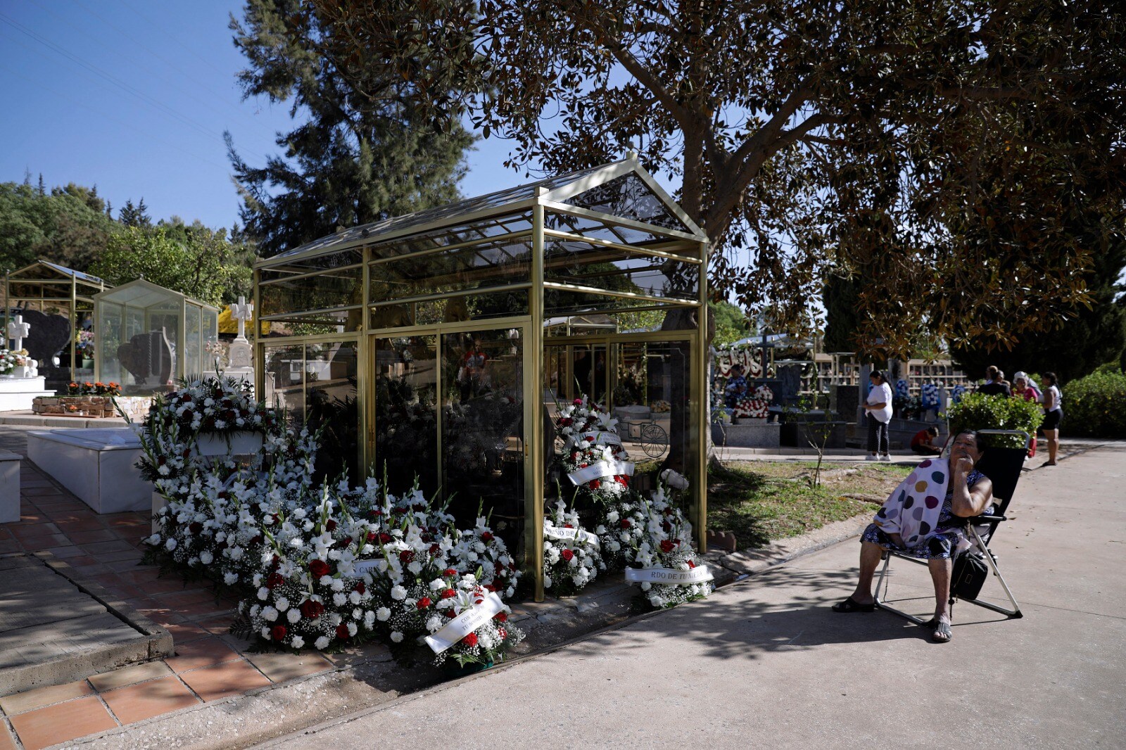 Centenares de personas arreglan los nichos y las lápidas de sus difuntos en una jornada tradicional, que sigue vigente pese a las celebraciones anglosajonas de Halloween