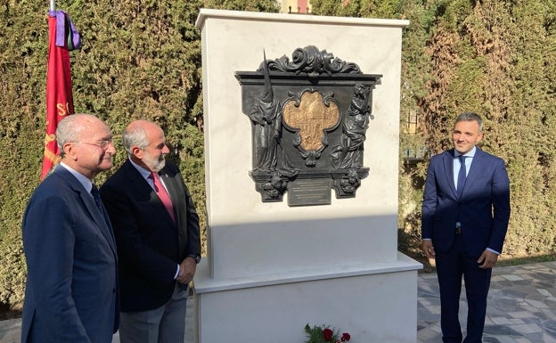 Francisco de la Torre, José Carlos Garín y Juan Vega, junto a la obra. 