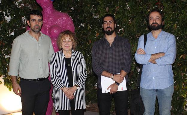 Imagen principal - En la primera foto, Álvaro Pérez, Isabel Romero, Daniel Díaz y Álvaro Campos. En la segunda foto, Noemí Martos, Dani Zattara y María Castillo. En la última foto, Carla Olivetti y René Mateo.