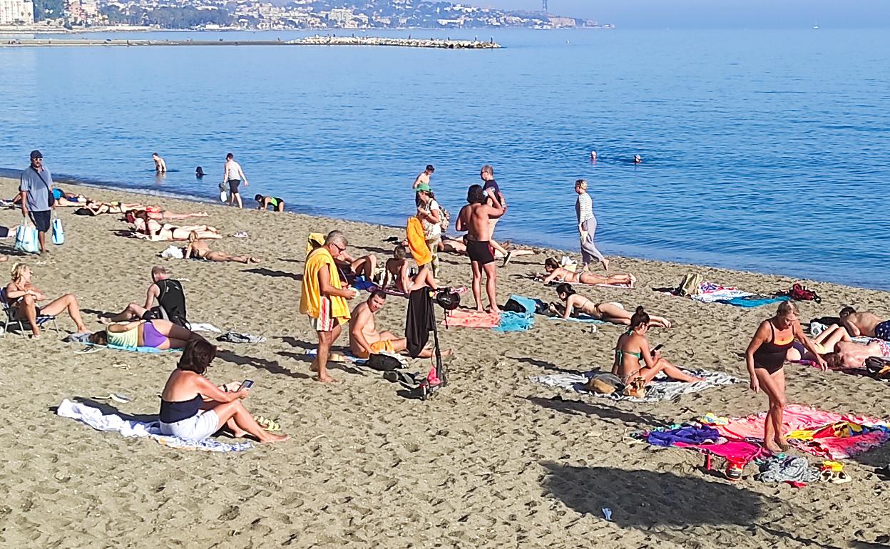 Muchos turistas y residentes malagueños recibieron noviembre disfrutando de un día de playa. 