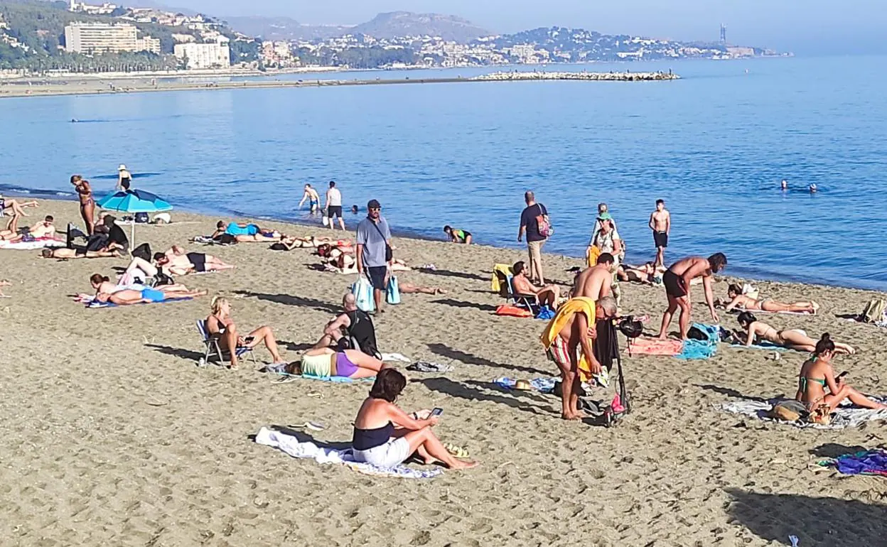 La playa de La Malagueta, en la capital, llena de bañistas el 1 de noviembre. 