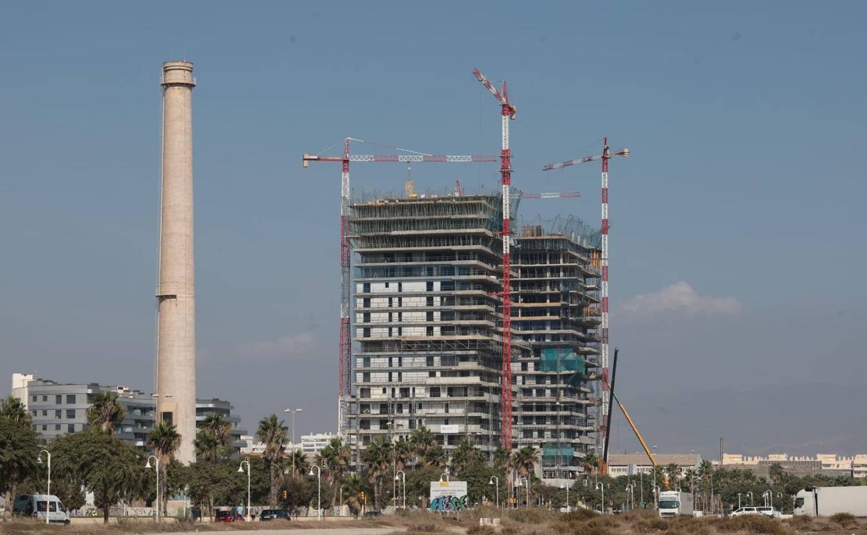 Aspecto de las obras de las dos torres que promueven Sierra Blanca y Metrovacesa, respectivamente. 