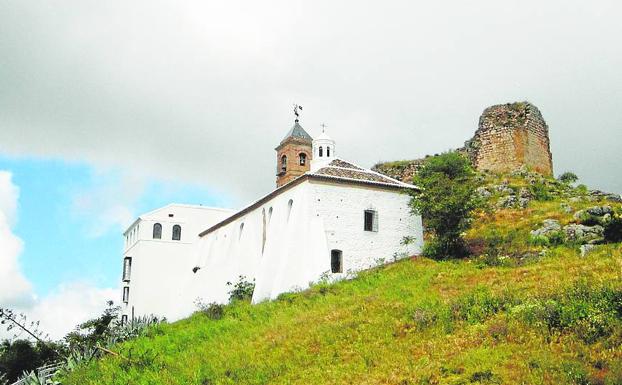 La ermita de la Virgen de Gracia y la fortaleza se encuentran sobre un cerro. 