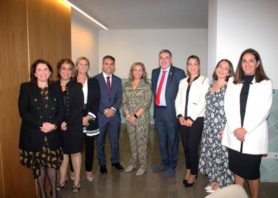 Imagen secundaria 1 - En la primera foto, A. Bermúdez, R. Saborido, N. Cortés, A. Jerez e I. Martín.. En la segunda foto, B. López, T. Sánchez, C. Salido, A. Fuentes, Y. Lucerna, M. Velasco, M. Polo, M. Ortigosa y M. Martín. Por último, Jesús Catalá impone el escudo de la Fundación Victoria a Francisco de la Torre.