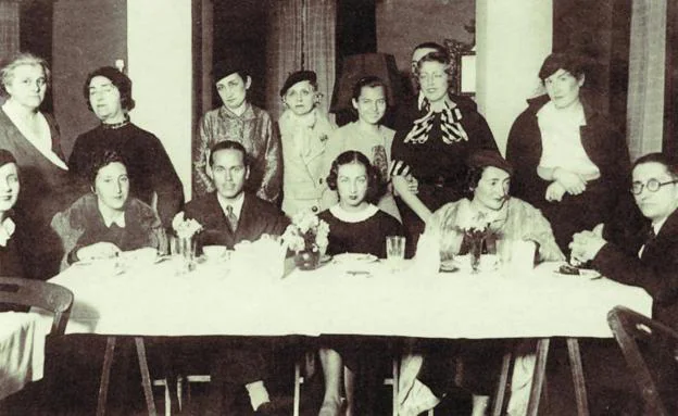 Homenaje a Luis Cernuda en el Lyceum Club, con la presencia de Rosa Chacel, Ernestina de Champourcín, o Concha Albornoz . 