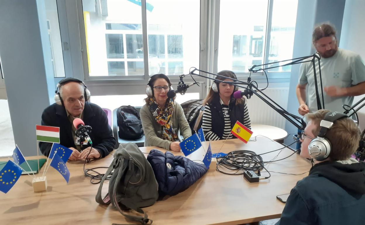 Los profesores malagueños, durante una entrevista para la radio del colegio francés. 