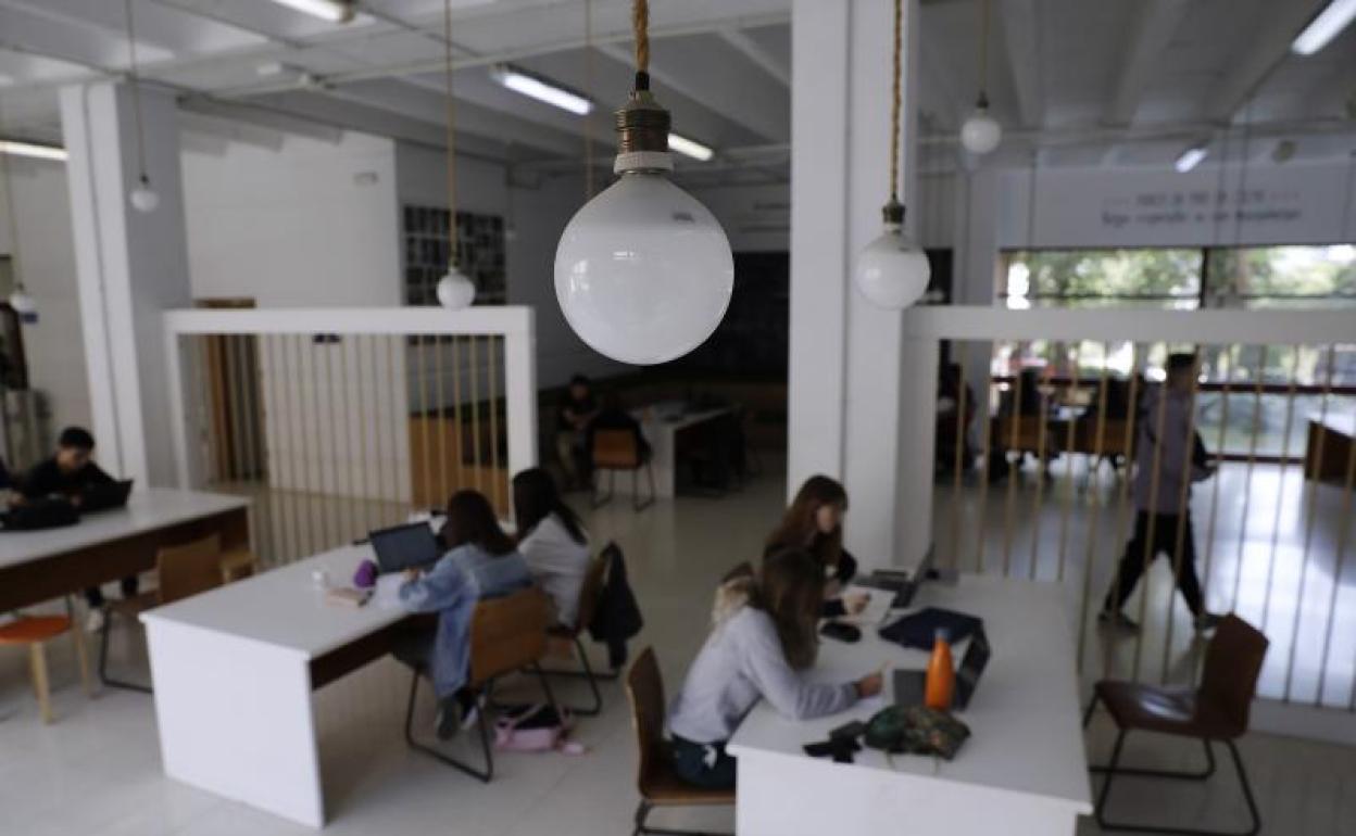 Estudiantes, en una sala de la Facultad de Ciencias de la Comunicación. 