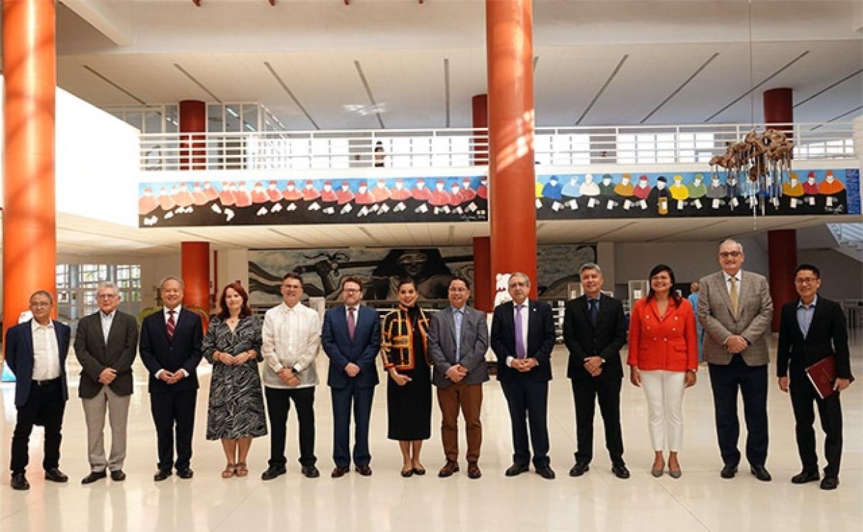 Parte de la delegación de la Universidad de Filipinas, con el rector, en la Facultad de Derecho. 