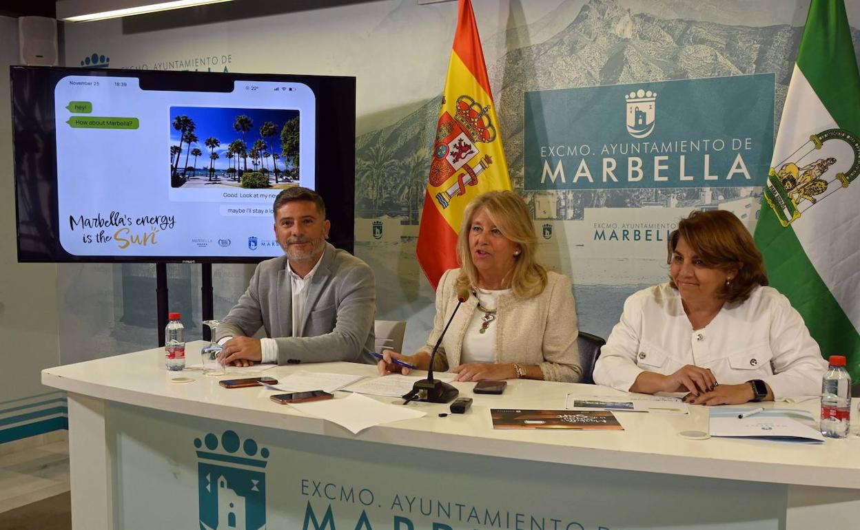 La alcaldesa, Ángeles Muñoz, acompañada por los directores generales de Turismo en Marbella y San Pedro Alcántara, Laura de Arce y Rubén Sánchez, respectivamente. 