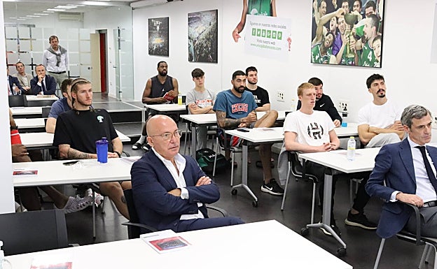 López Nieto y sus jugadores, durante la charla de Edufinet. 