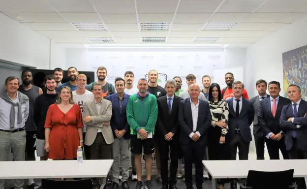 Dirigentes de la Fundación Unicaja, jugadores, técnicos, directivos del club y formadores, con motivo del curso de Edufinet. 