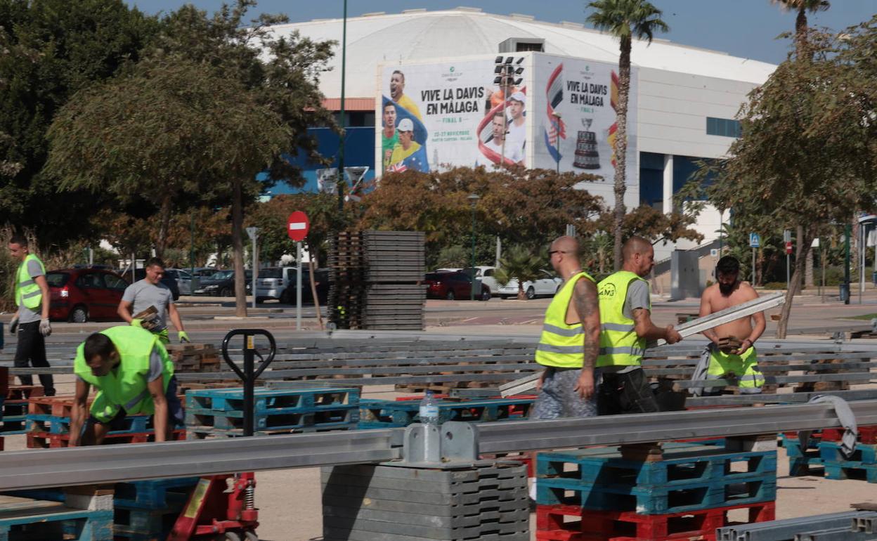 Operarios, con material en el aparcamiento del estadio Ciudad de Málaga. 