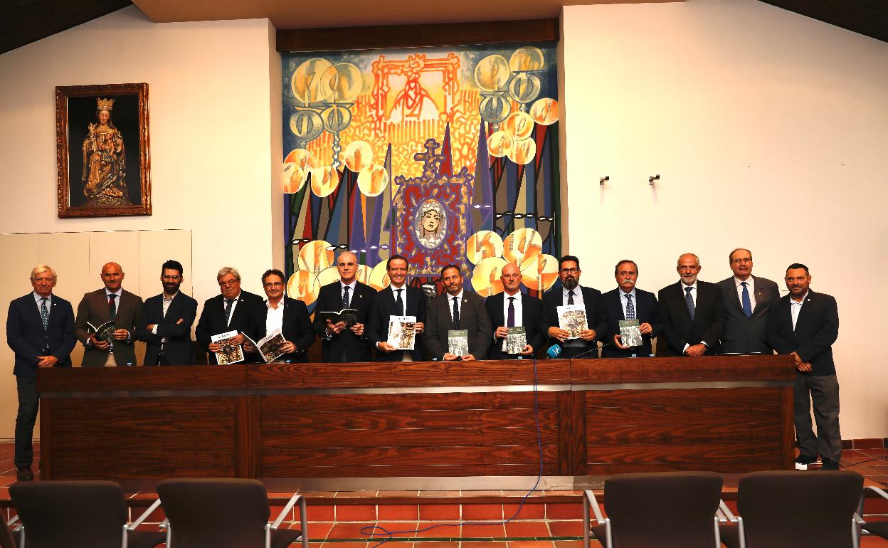 Dirigentes cofrades y autoridades mostrando la revista La Saeta de Otoño. 