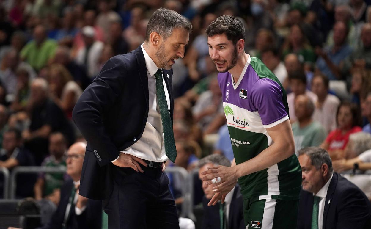 Darío Brizuela, junto a Ibon Navarro, en un partido reciente del Unicaja. 