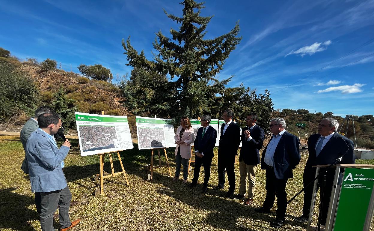 Técnicos y autoridades, este viernes en la presentación del trazado de la nueva tubería. 