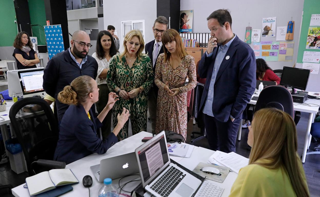 Carolina España, Ruth Sarabia y Carlos García, entre otros, en la visita a la sede de Inserta Andalucía. 