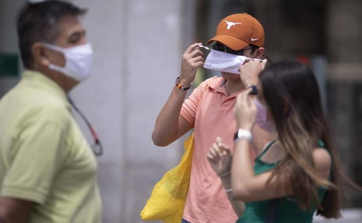 Usuarios con mascariillas en la calle, en una imagen de archivo.