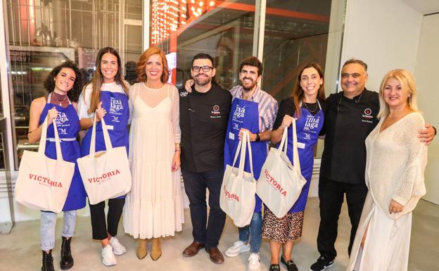 Imagen principal - En la primera imagen, Eva Torres, Marina Fernández, Arantxa López, Richard Alcayde, Ignacio Escaño, María José Reina, Jordy Bataller y Teresa Escobar. En la segunda, Aguasantas Rodríguez, Verónica Escobar, Juan Pedro Peña y Dioni Pozo. En la tercera foto, Lucía García, Nacho Campos, Guía Caballero y Montse Porras. 