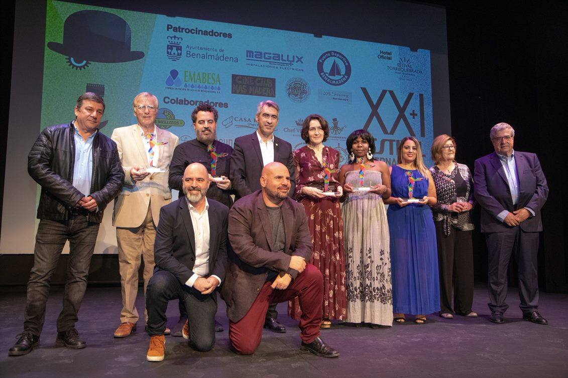 Foto de familia de los premiados en esta edición, junto a los organizadores y las autoridades locales. FICCAB 