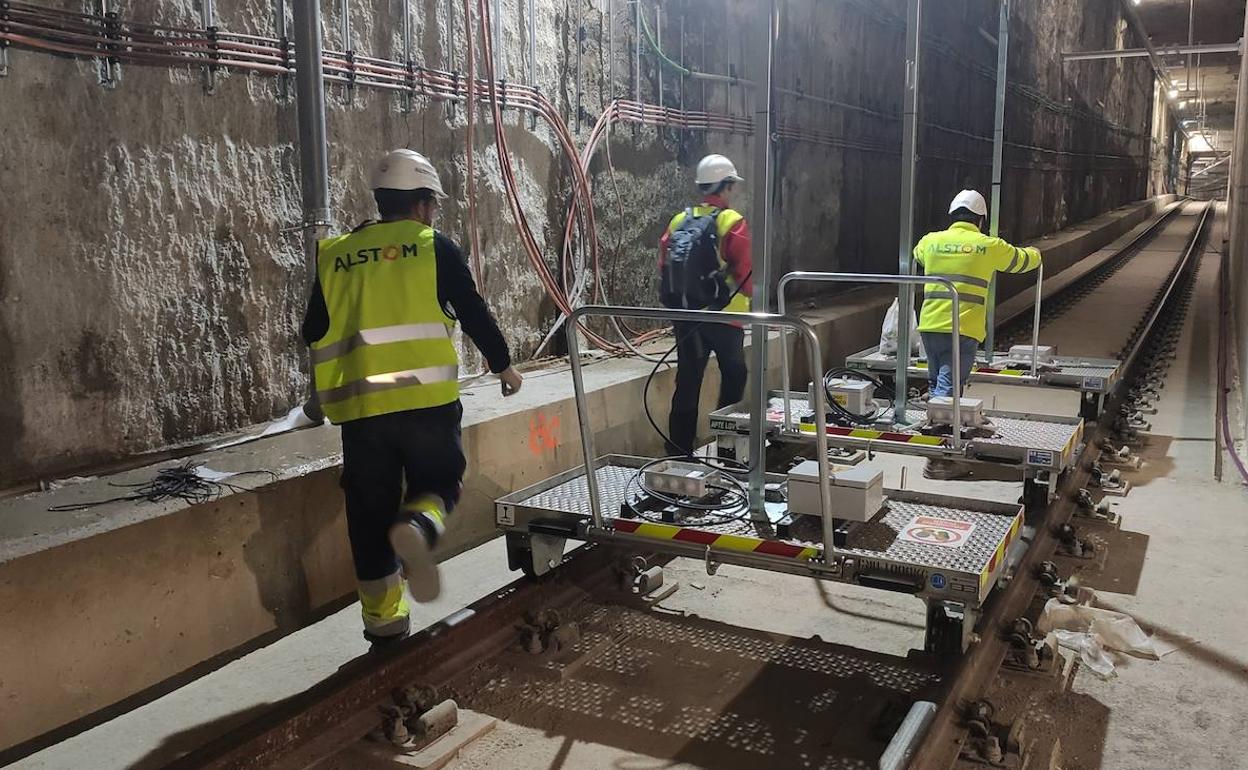 Técnicos de Alstom, en el interior del túnel del metro en el Centro de Málaga. 