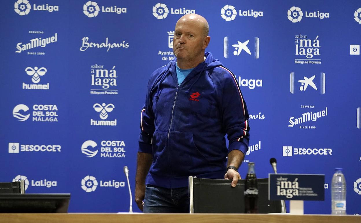 El entrenador del Málaga, Pepe Mel, llegando a la sala de prensa de La Rosaleda este sábado.