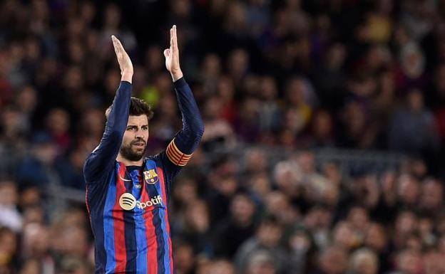 Piqué se despide del Camp Nou como líder