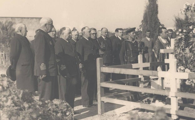 Imagen principal - Arriba, visita de la escuadra alemana a la tumba del Gneisenau en los años 40. Abajo, entrada al Cementerio Inglés. Al lado, Adolfo Príes Saniter y su esposa, Francisca 