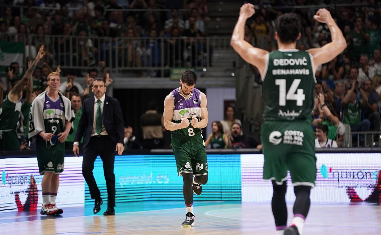 Djedovic celebra un triple de Brizuela en el partido ante el Granada.