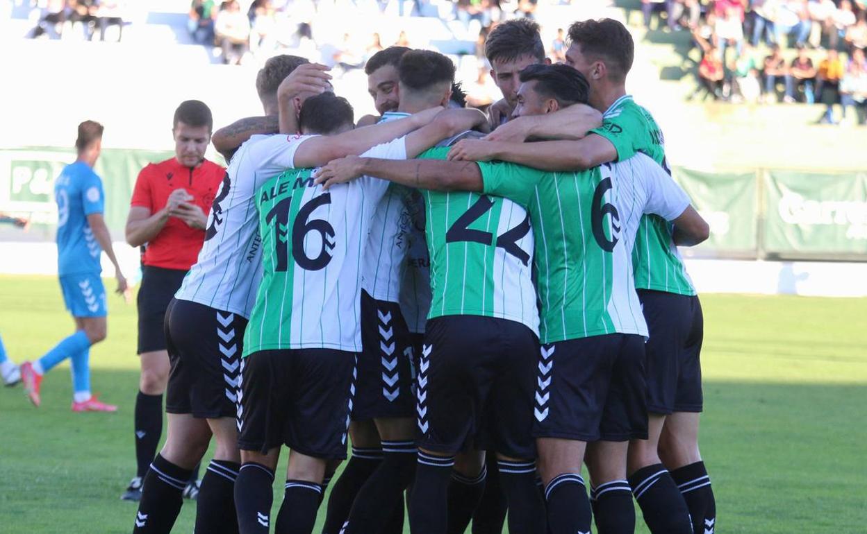 Los jugadores del Antequera celebran uno de los goles frente al Torremolinos. 