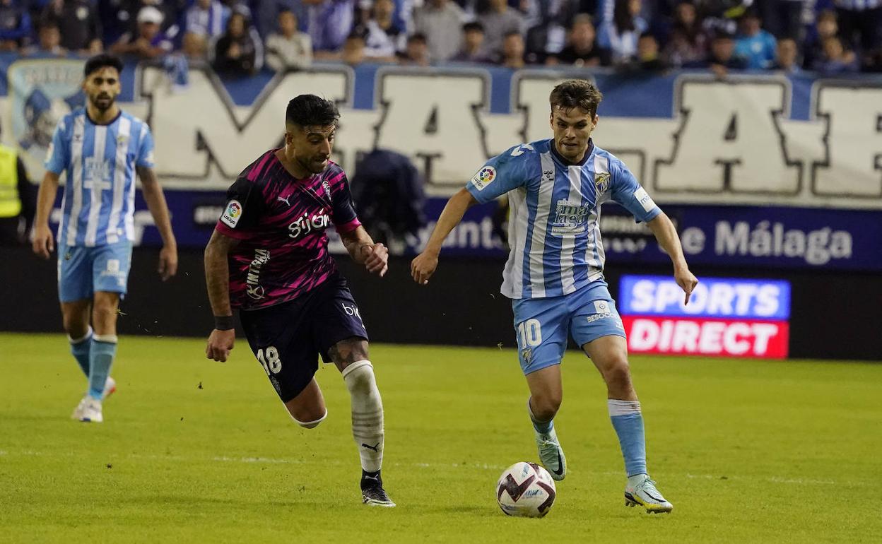 Febas, en una carrera con Zarfino, saltó al campo tras el descanso, ya con el Málaga perdiendo. 