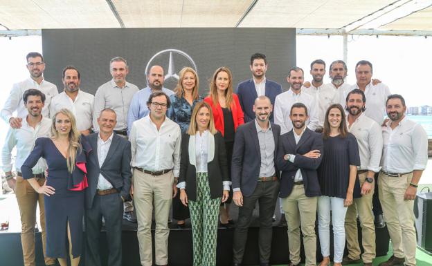 Imagen principal - Arriba, foto de familia del equipo de Caetano Retail Málaga. En la segunda foto, Rafael Pérez, Rafael Llopis, Patricio Baeza, José Luis Ramos, Fátima Cortés, Diana Veloz, Isabel Pascual, Rosa Sánchez, Juan Domingo, Paloma Almeida y Marisa Moreno. En la tercera foto, Manoli Navarro, Vicente Bernabé, Ana Cuevas y Marta Corcelles. 