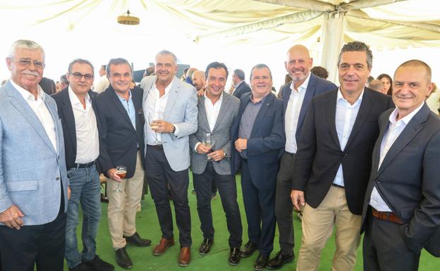 Imagen principal - En la primera foto, Francisco Aguilar, Fernando Moreno, Jesús Fortes, Paco Valverde, Juan Ramírez, Eduardo Rueda, Pepe Martínez, Juan Antonio Lara y José Antonio Honorato. En la segunda, Montse González, Paola Arrojo, Inma Briales, Michaela Panteghini y Matilde Pérez. En la tercera, Mari Ángeles Vega, Carmen Abuela y Ana López.. 