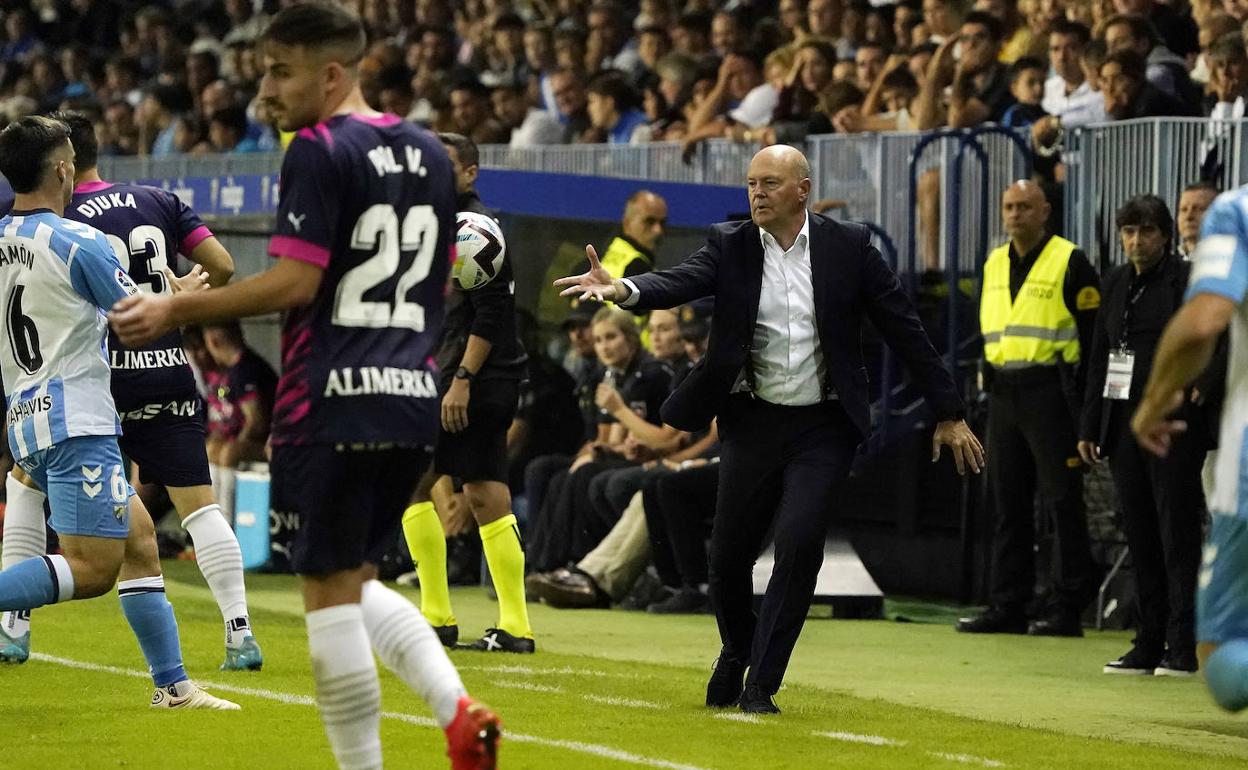 Pepe Mel, en una acción durante el partido contra el Sporting desde su área técnica en La Rosaleda.