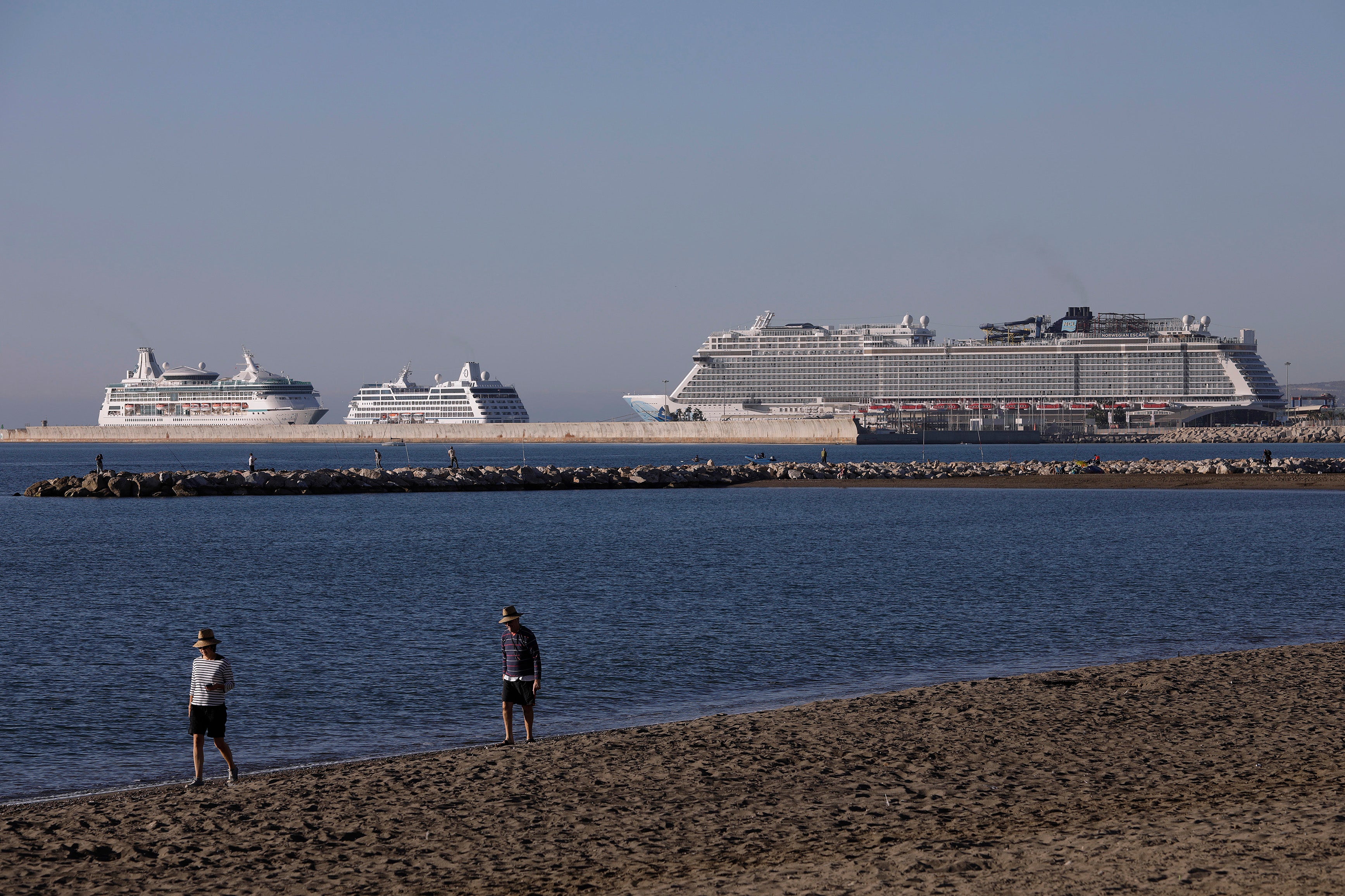 Sólo tres tienen capacidad para mover 4.270 viajeros el 'Norwegian Escape'; 2.253, el 'Marella Explorar 2'; y 2.416, el 'Vision of the Seas'. 