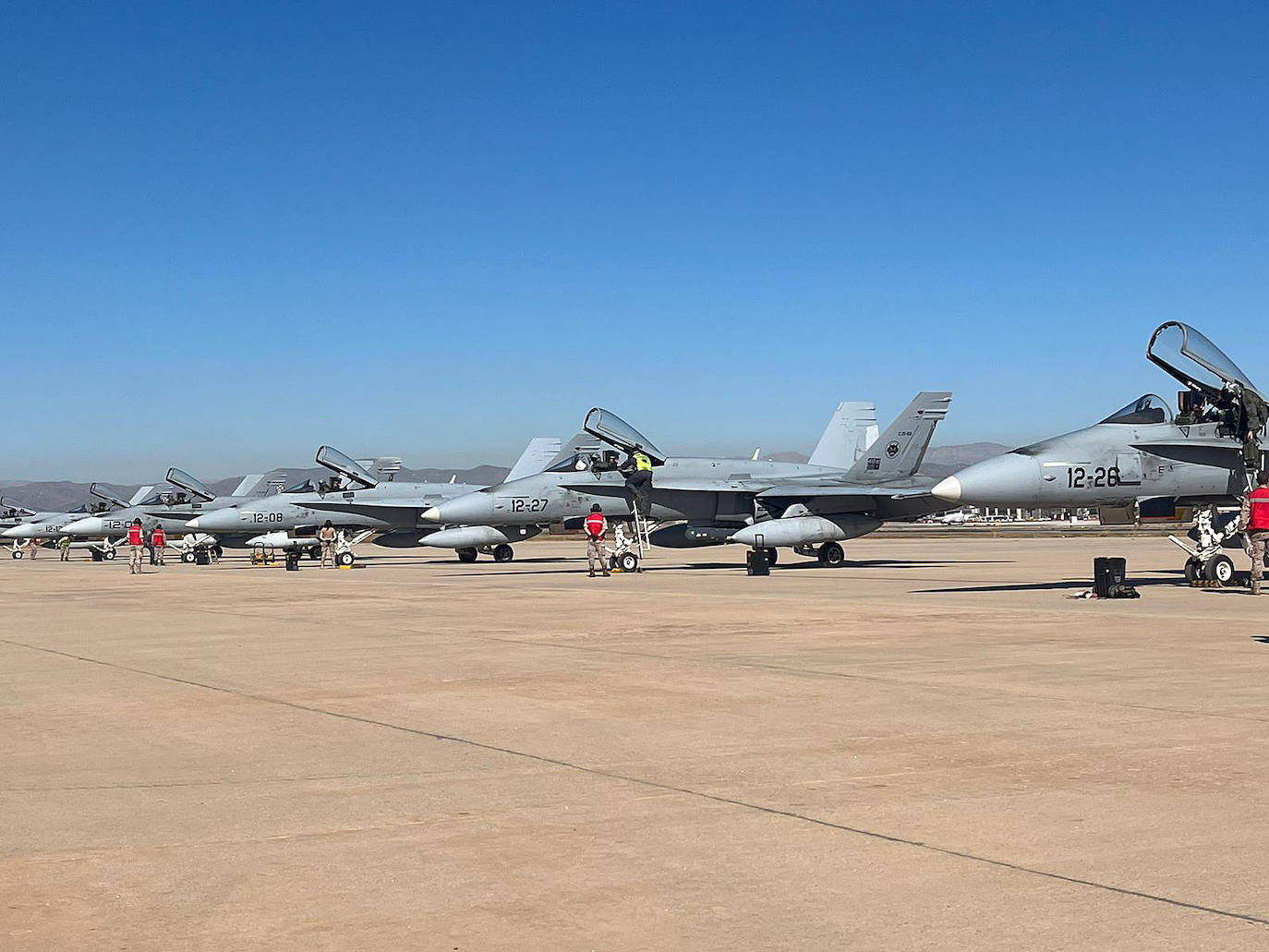 Cazas F-18 sobrevuelan el entorno del Aeropuerto y la Bahía de Málaga. 