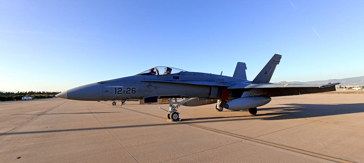 Cazas F-18 sobrevuelan el entorno del Aeropuerto y la Bahía de Málaga. 