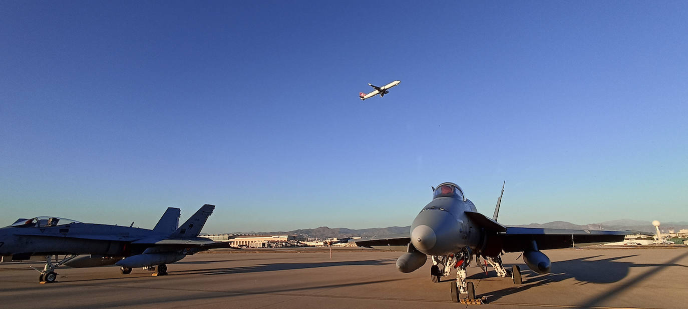 Cazas F-18 sobrevuelan el entorno del Aeropuerto y la Bahía de Málaga. 