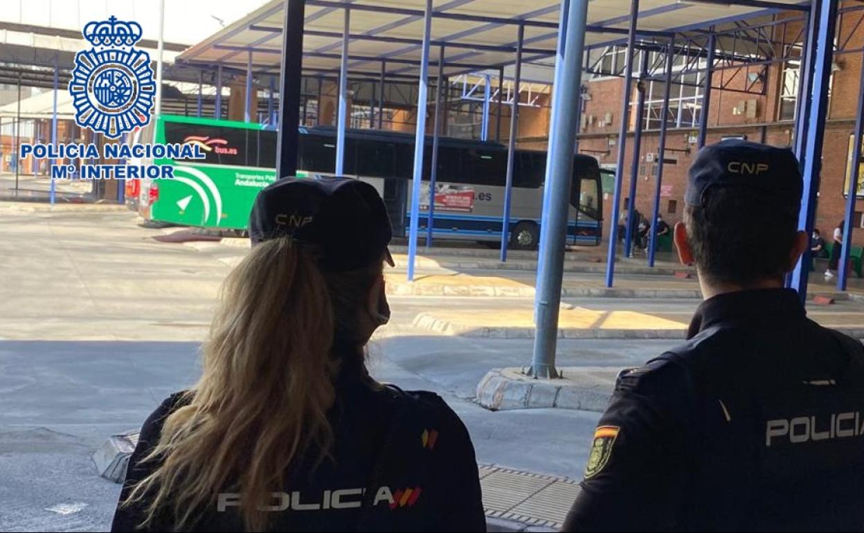 Detenido en Málaga acusado de humillar a un joven con insultos homófobos y amenazas durante todo un trayecto en autobús
