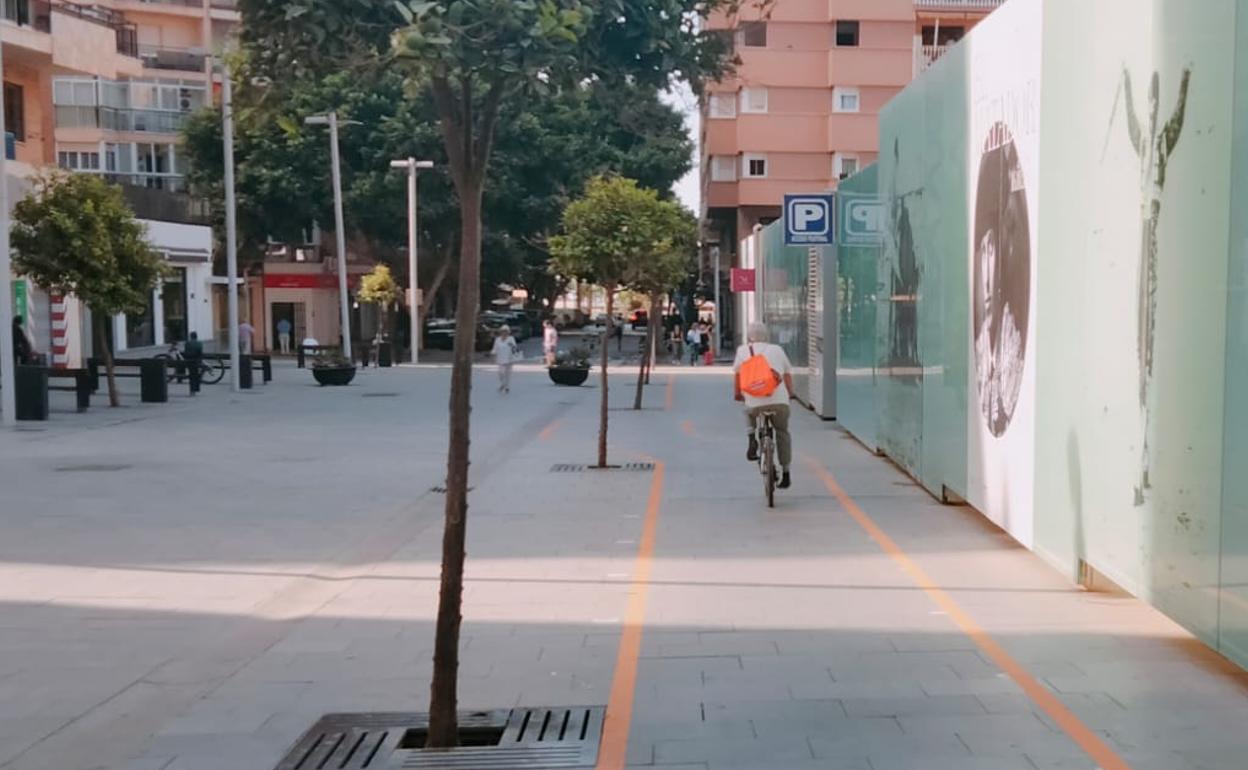 El carril bici provisional, delimitado con unos vinilos y unas chapas, en la calle Cervantes. 