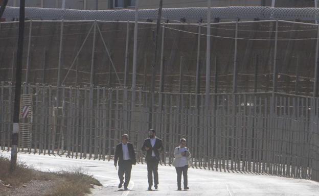 Enrique Santiago (Unidas Podemos), Jon Iñarritu, (EH Bildu), María Carvalho (ERC), tres de los diputados de la Comisión de Interior que se desplazaron este lunes a la frontera de Melilla. 