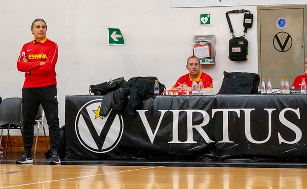 Scariolo, con el chándal de España, en el pabellón de entrenamiento del Virtus Bolonia. 