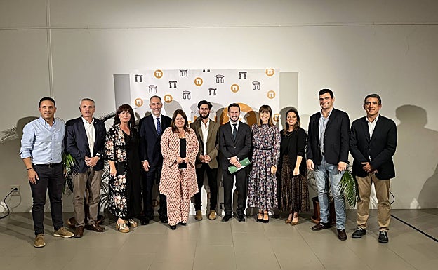 Imagen principal - Autoridades institucionales, miembros de Arrabal-AID y ponentes de las mesas redondas. 