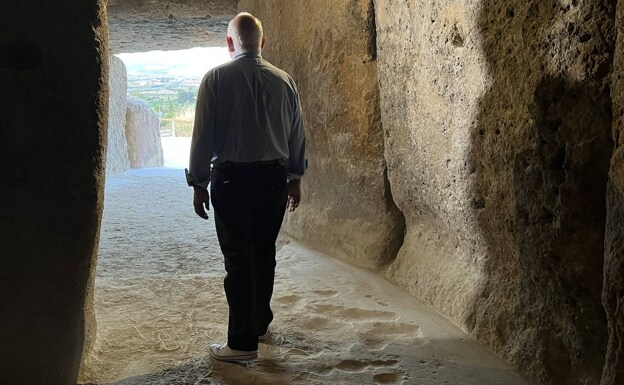 Bartolomé Ruiz sale del Dolmen de Menga, al que ha dedicado sus últimos 19 años de vida. 