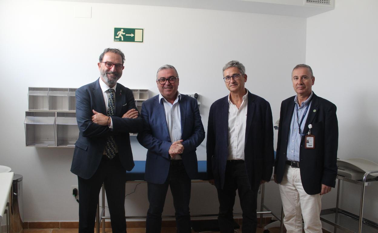 El delegado de Salud, el alcalde de La Viñuela y el director del área sanitaria de la Axarquía, en las nuevas instalaciones. 