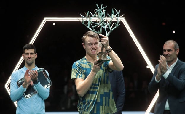 Holger Rune, con el trofeo de campeón en Paris-Bercy el domingo. 